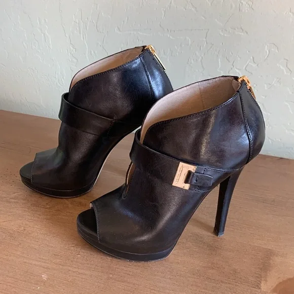 Michael Kori’s Womens Black Leather High Heel Stiletto Booties sz 6.5 - Picture 4 of 7